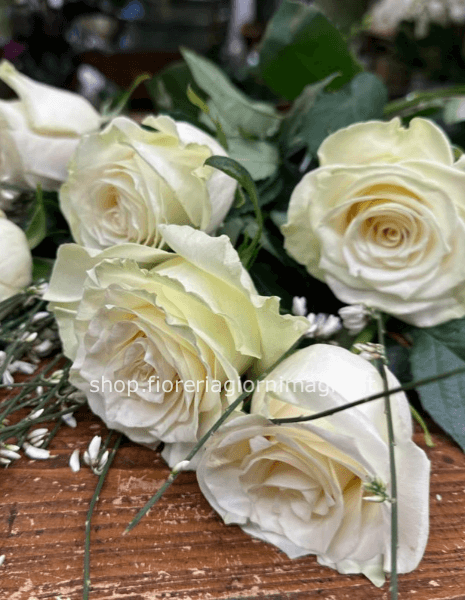 Rose bianche a steli, prima scelta, lunghezza 60 cm.