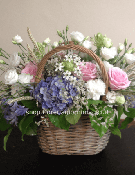 Cestino con fiori assortiti