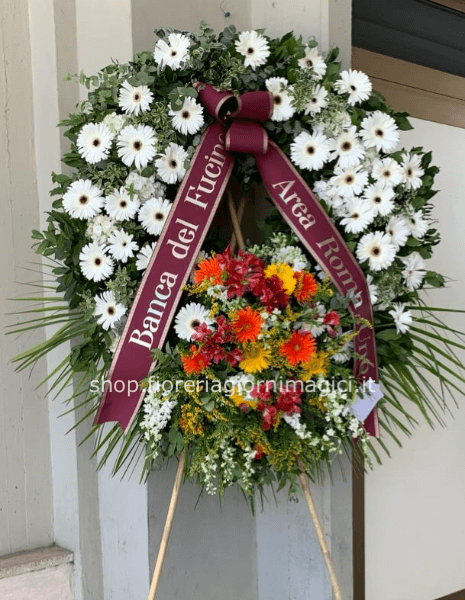 Corona funebre con fiori freschi assortiti, colorata.
