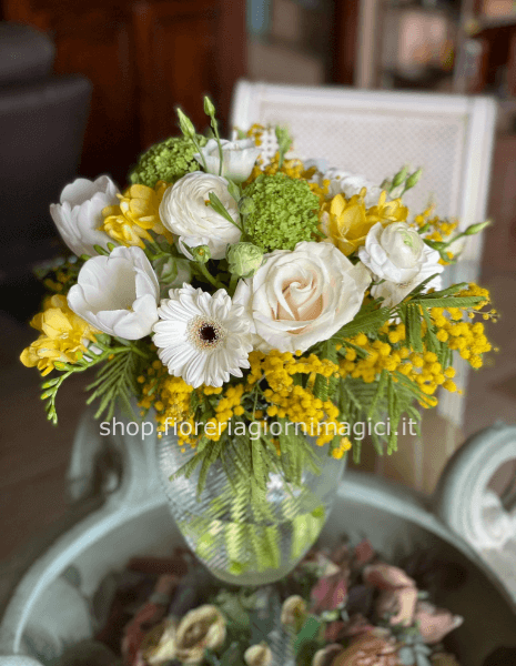Bouquet fiori bianchi e mimosa