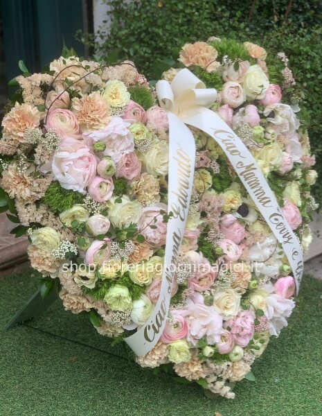 Cuore funebre di fiori 